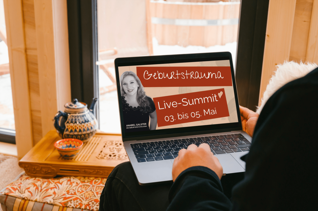 Person, die sich auf einem Laptop die Ankündigung eines Summits mit der Geburtspsychologin Anabel Galster und dem Titel „Geburtstraumna Live-Summit“ ansieht, wobei die Veranstaltungsdaten angezeigt werden.