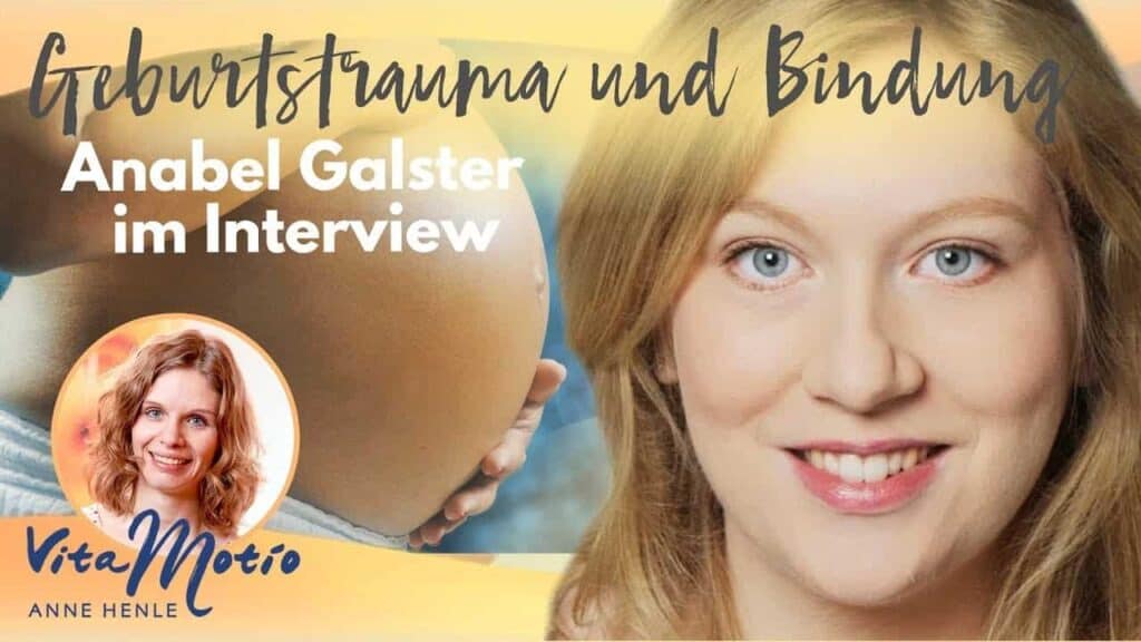 Geteiltes Bild: Links ein Nahaufnahme-Porträt einer ruhig und freundlich lächelnden Frau, rechts eine Nahaufnahme eines schwanger gewölbten Bauches. Im eingeblendeten Text steht: „Geburtstrauma und Bindung, Anabel Galster im Interview, Vita Motio Anne Henle.“ Das Bild bezieht sich auf Themen wie Ängste vor einer erneuten Geburt und einfühlsame Beratung bei Geburtstrauma.