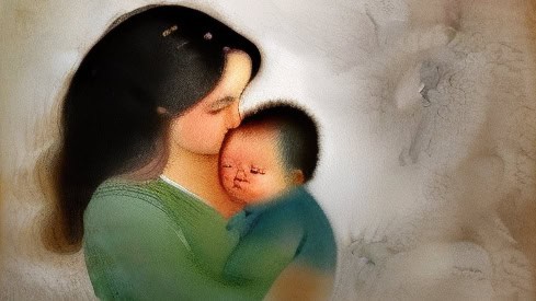 Eine Frau mit langen dunklen Haaren hält ein Baby fest an sich gedrückt und küsst es auf die Stirn. Beide tragen grüne Kleidung. Der weiche, verschwommene Hintergrund unterstreicht die sanfte und behütende Atmosphäre zwischen Mutter und Kind nach einer schwierigen Geburt.