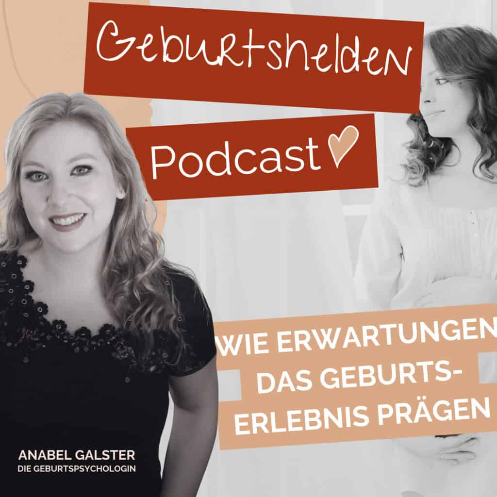 Zwei Frauen – die eine lächelt warm in die Kamera, die andere ist sichtbar schwanger. Beide sitzen nebeneinander auf einem gemütlichen Sofa. Sie sind Teil einer Podcast-Folge zum Thema, wie Erwartungen das Geburtserlebnis beeinflussen können. Im Vordergrund stehen Themen wie Geburtsvorbereitung, traumasensible Begleitung sowie Unterstützung bei Ängsten vor einer weiteren Geburt. Text auf dem Bild: „Geburtshelden Podcast“ und die Namen der Moderatorinnen.