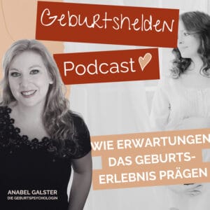 Zwei Frauen – die eine lächelt warm in die Kamera, die andere ist sichtbar schwanger. Beide sitzen nebeneinander auf einem gemütlichen Sofa. Sie sind Teil einer Podcast-Folge zum Thema, wie Erwartungen das Geburtserlebnis beeinflussen können. Im Vordergrund stehen Themen wie Geburtsvorbereitung, traumasensible Begleitung sowie Unterstützung bei Ängsten vor einer weiteren Geburt. Text auf dem Bild: „Geburtshelden Podcast“ und die Namen der Moderatorinnen.