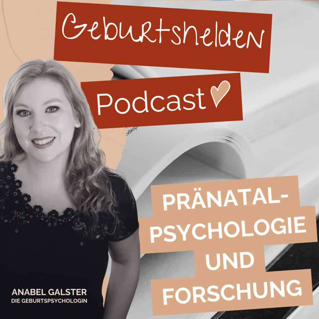 Eine freundlich lächelnde Frau sitzt vor einem aufgeschlagenen Buch. Im Bild ist folgender Text zu lesen: „Geburtshelden-Podcast. Pränatalpsychologie und Forschung. Anabel Galster, die Geburtspsychologin – mit Themen wie Beratung bei Geburtstraumata und Online-Unterstützung bei Geburtstraumata.“.