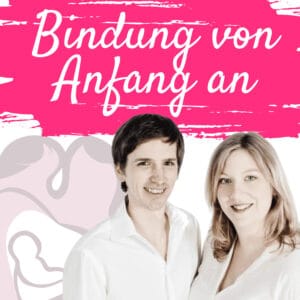 Ein lächelnder Mann und eine lächelnde Frau, beide in weißen Hemden, stehen nebeneinander vor einem rosa-weißen Hintergrund. Im Hintergrund steht auf Deutsch: „Bindung von Anfang an.“ Das Bild bezieht sich auf die Themen Beratung bei Geburtstrauma sowie Unterstützung in der Folgeschwangerschaft nach schwierigen Geburtserfahrungen.