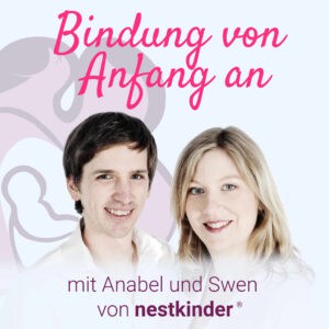 Ein Mann und eine Frau blicken lächelnd in die Kamera. Über ihnen steht auf hellem Hintergrund der Text „Bindung von Anfang an mit Anabel und Swen von nestkinder“, daneben ist die Silhouette eines Babys zu sehen. Das Bild greift Themen wie die Angst vor einer bevorstehenden Geburt auf und zeigt Möglichkeiten für unterstützende Online-Hilfe bei Geburtstraumata auf.