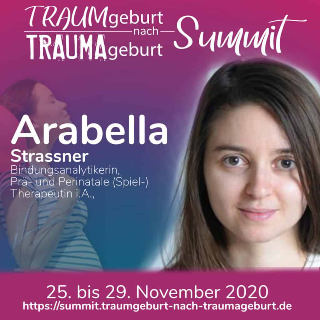 Porträt von Arabella Strassner vor Informationen zum „TRAUMgeburt nach TRAUMAgeburt“-Gipfel, der vom 25. bis 29. November 2020 online stattfand. Im Text werden ihre fachlichen Qualifikationen im Bereich der Geburtstrauma-Beratung genannt, wobei der Schwerpunkt auf der Begleitung bei einer Folgegeburt nach einer belastenden Geburt und dem Umgang mit Ängsten vor einer weiteren Geburt liegt.