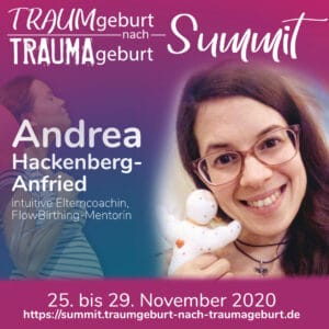 Andrea Hackenberg-Anfried, intuitive Elternbegleiterin, sitzt mit einer Puppe in den Händen. Die Online-Veranstaltung „TRAUMgeburt nach TRAUMAgeburt“ findet vom 25. bis 29. November 2020 statt und behandelt einfühlsam Themen wie Beratung bei Geburtstrauma, Erfahrungen nach einer traumatischen Geburt und Ängste vor einer erneuten Geburt. Ein Link zur Veranstaltung ist am unteren Bildrand zu sehen.