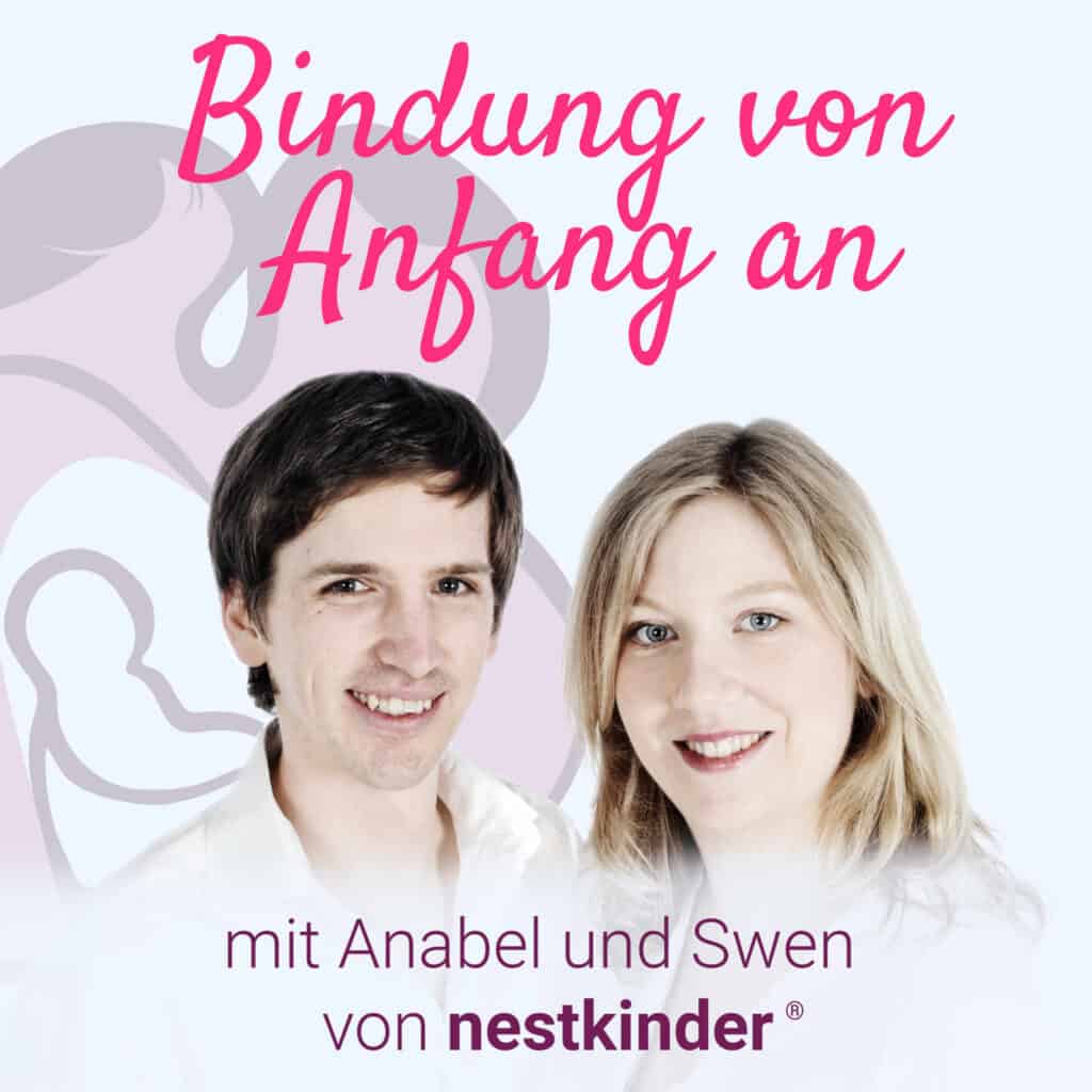 Ein Mann und eine Frau lächeln vor einem sanften, pastellfarbenen Hintergrund. Auf dem Bild sind ihre Namen, Anabel und Swen, sowie der Schriftzug „nestkinder“ zu lesen. Die Darstellung unterstreicht die Bedeutung einer einfühlsamen Beratung bei Geburtstraumata und der Unterstützung von Paaren während einer Folge-Schwangerschaft nach einer belastenden Geburtserfahrung.