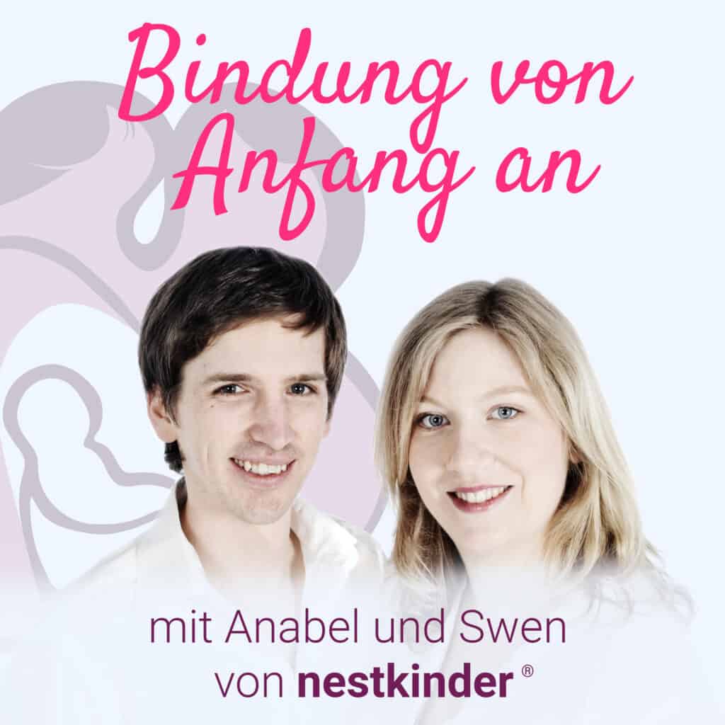 Eine Frau und ein Mann lächeln gelassen in die Kamera. Über dem Bild steht der Text „Bindung von Anfang an mit Anabel und Swen von nestkinder“. Im Hintergrund ist eine sanfte, transparente Zeichnung eines Elternteils mit Kind zu sehen. Das Bild vermittelt Themen wie Beratung bei Geburtstrauma oder Unterstützung bei Ängsten vor einer nächsten Geburt.
