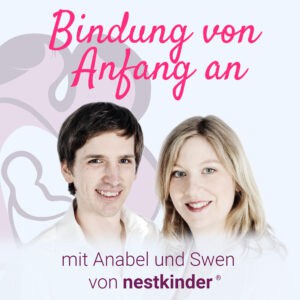 Eine Frau und ein Mann lächeln gelassen in die Kamera. Über dem Bild steht der Text „Bindung von Anfang an mit Anabel und Swen von nestkinder“. Im Hintergrund ist eine sanfte, transparente Zeichnung eines Elternteils mit Kind zu sehen. Das Bild vermittelt Themen wie Beratung bei Geburtstrauma oder Unterstützung bei Ängsten vor einer nächsten Geburt.
