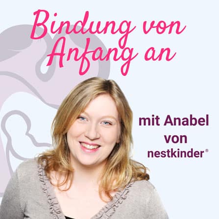 Eine lächelnde Frau mit blonden Haaren steht vor einem hellen Hintergrund, auf dem die Schriftzüge „Bindung von Anfang an“ und „mit Anabel von nestkinder“ zu sehen sind. Im Hintergrund ist eine zarte Strichzeichnung von Elternteil und Kind angedeutet. Das Bild vermittelt Wärme und Geborgenheit und passt damit gut zu den Themen Geburtsvorbereitung, einfühlsame Begleitung nach einem Geburtstrauma sowie Online-Unterstützung bei Ängsten vor einer weiteren Geburt.