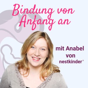 Lächelnde Frau mit blonden Haaren vor hellem Hintergrund, im Vordergrund die Texte „Bindung von Anfang an“ und „mit Anabel von nestkinder“. Daneben eine ruhige Grafik, die einen Elternteil zeigt, der ein Baby behutsam im Arm hält. Das Bild eignet sich für sensible Themen wie eine erneute Schwangerschaft oder eine Folgegeburt nach einer traumatischen Geburt.